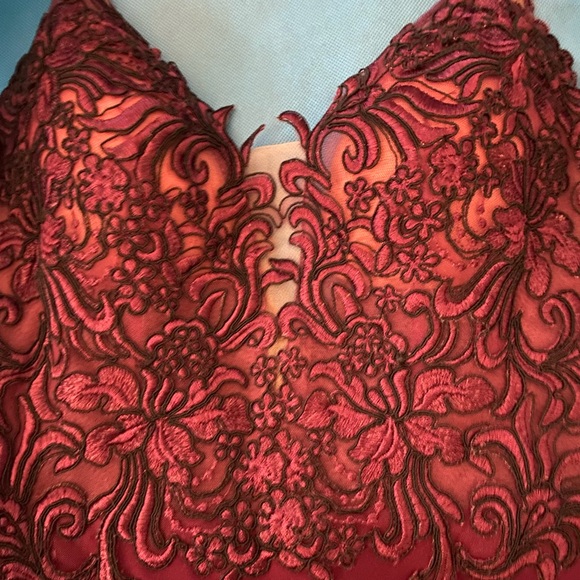 Beautiful prom dress. Burgundy size 4 - Picture 2 of 2